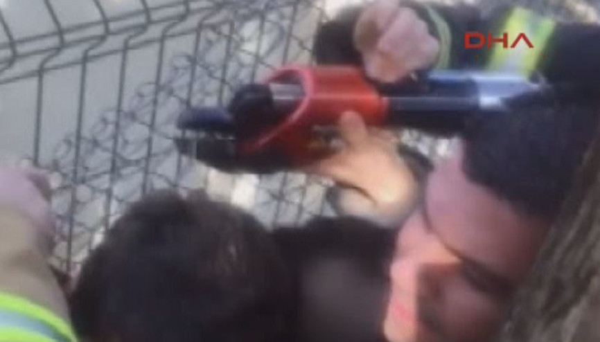 Yolda yürüyen öğrencinin kulağına tel takıldı