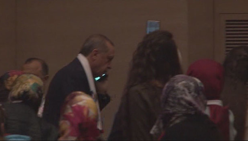 Cumhurbaşkanı Erdoğan telefon ile görüşerek salondan ayrıldı