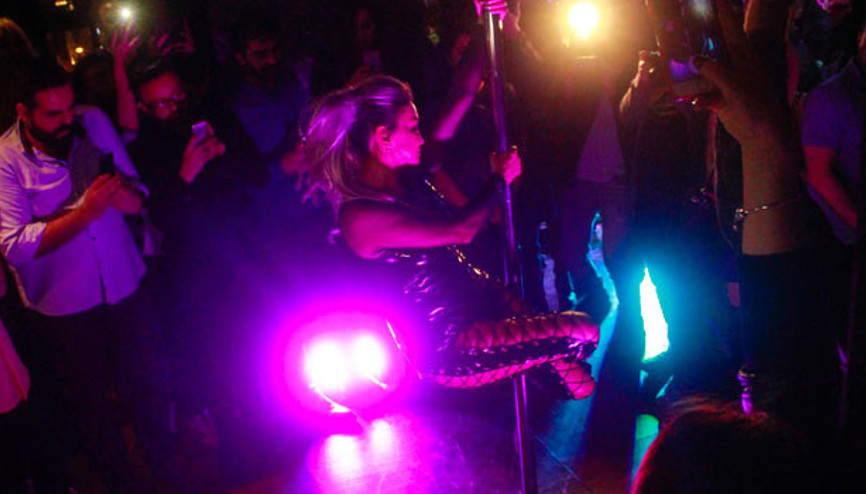 Yoncadan 40.yıla özel direk dansı