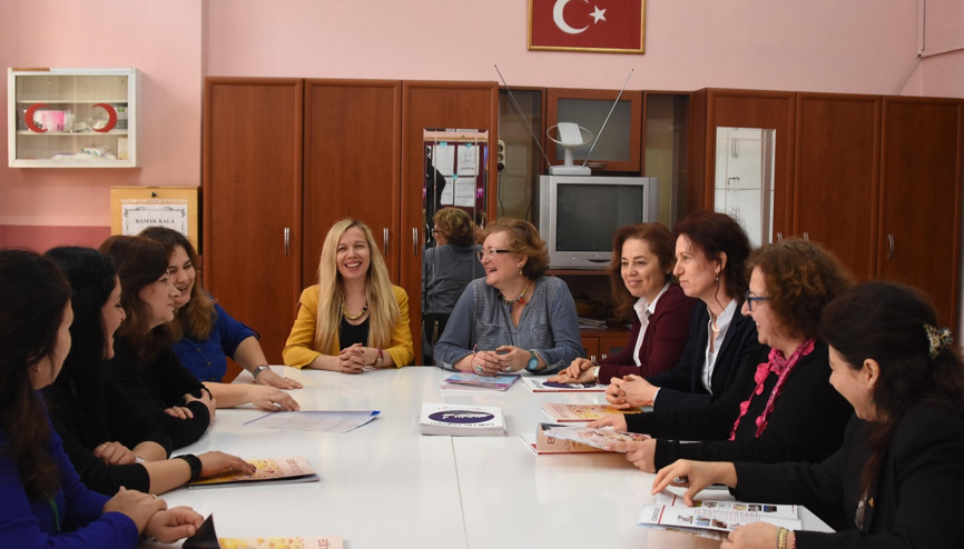 ‘Çiçek okul’un 12 öğretmeni kadın