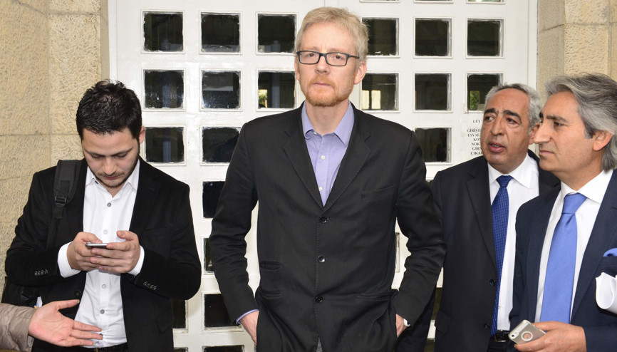 Sakız çiğneyen uluslararası gözlemci mahkemeden atıldı