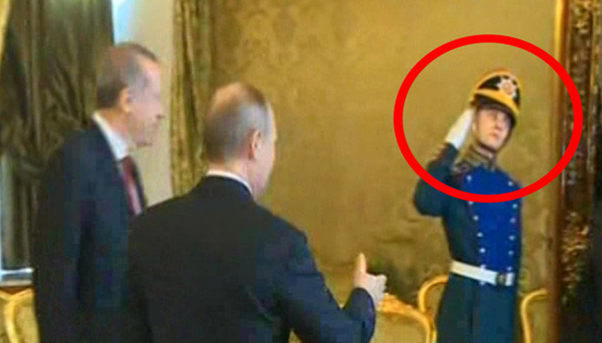 Krelim Sarayındaki Rus askerlerin dikkat çeken selamı