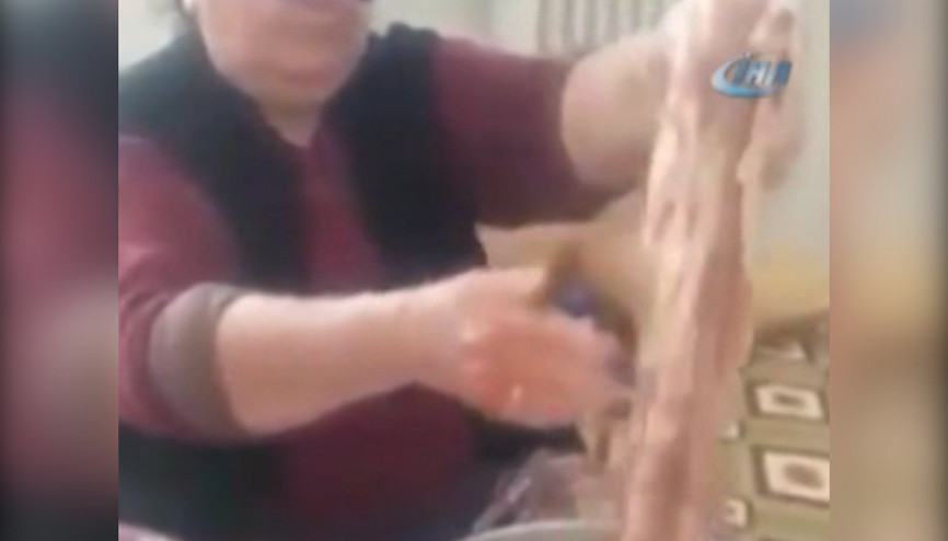 Mumbar dolması yapan kadından Nusret taklidi