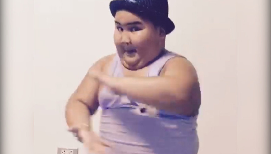 Kendinden geçerek dans eden tombiş çocuk