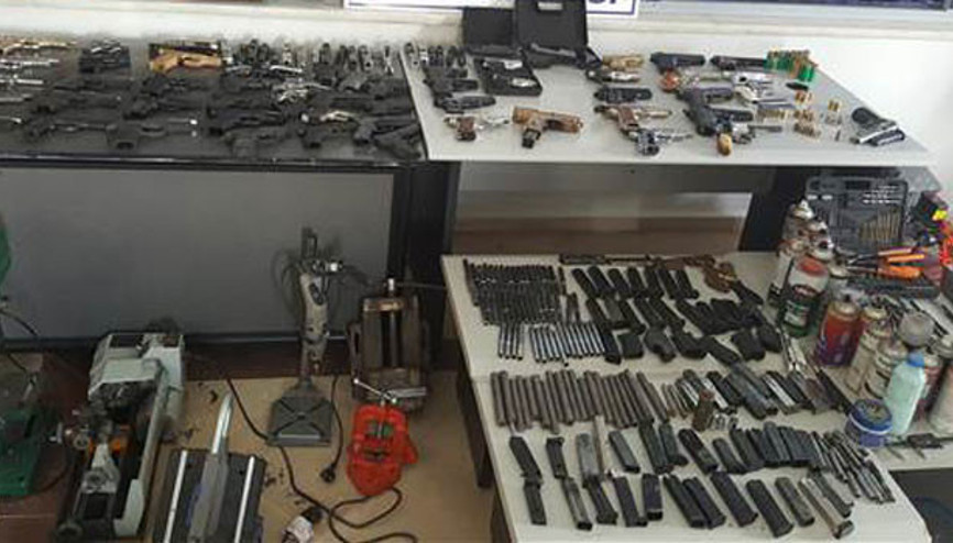 Evin içine silah fabrikası kurmuş