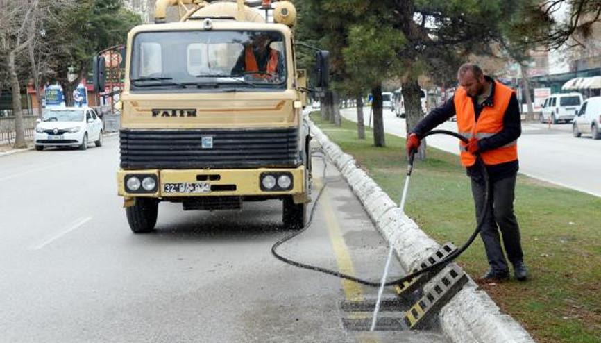 Yağmur suyu ızgaraları temizleniyor