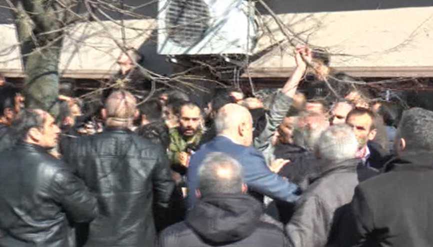 Ülkücüler, Meral Akşenerin katıldığı toplantıyı bastı