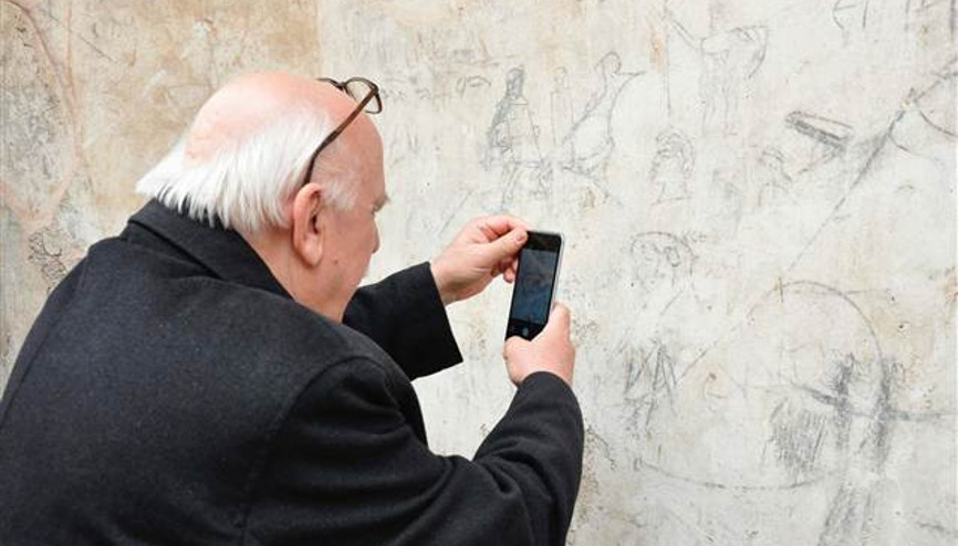 Bakan duvar resmini kendine benzetince...