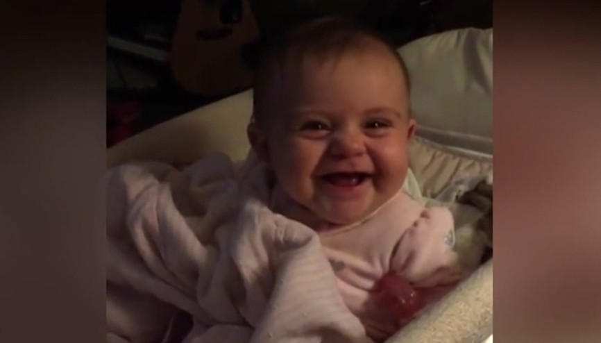 Kamerayı görünce ağlamayı bırakan sevimli bebek