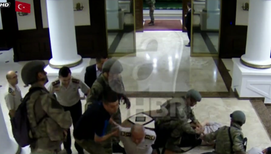 O görüntüler ilk kez ortaya çıktı.. İşte Genelkurmayda herkese emir veren o darbeci