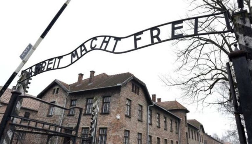 Çıplak eylemciler Polonyadaki Auschwitz toplama kampında koyun öldürdü