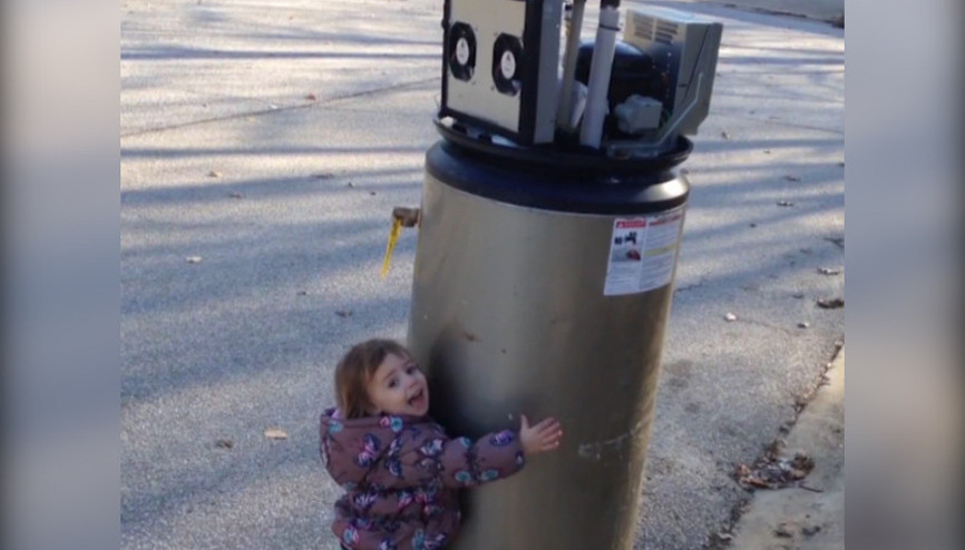 Su ısıtıcısını robot zanneden sevimli ufaklık