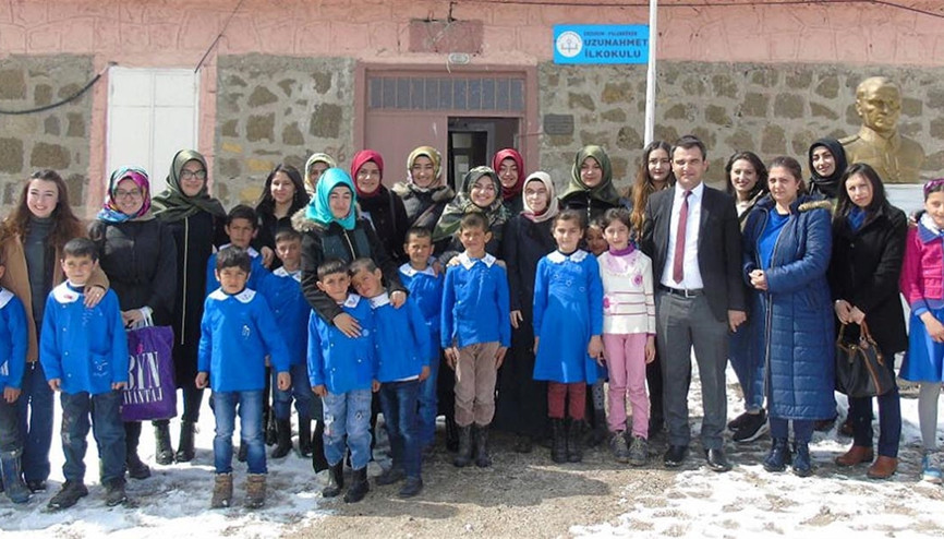 Harçlıkları ile okula kütüphane açtılar