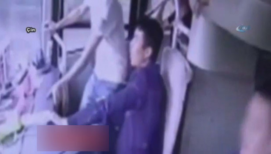 Otobüs bariyerlere çarptı yolcular dışarı uçtu