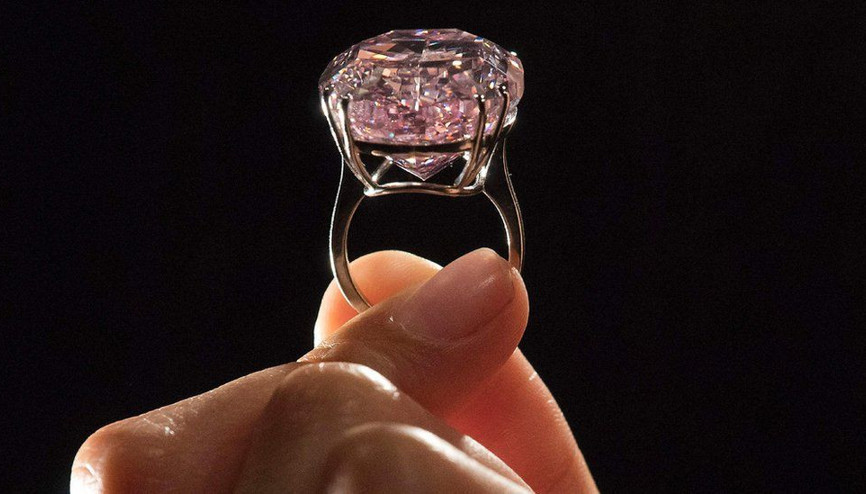 Dünyanın en büyük pembe elması rekor fiyata satıldı