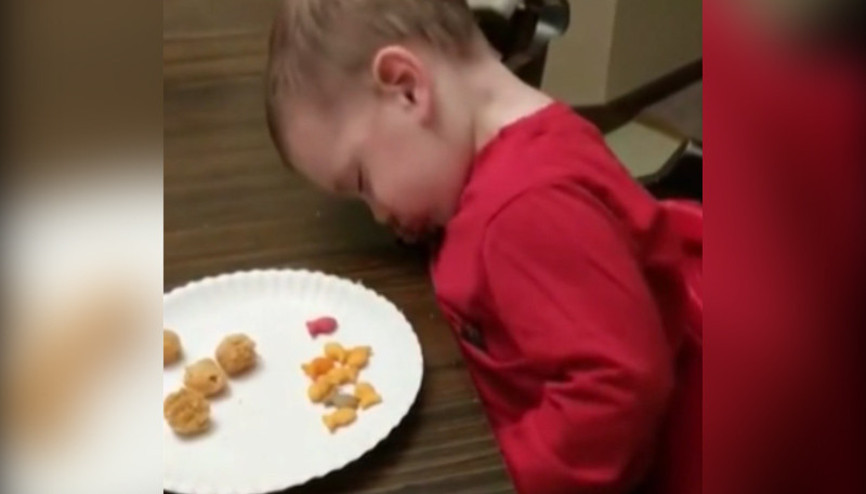 Yemek sırasında uykusu gelen ufaklık