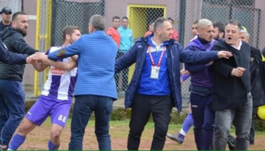 Başkan futbolcuya yumruk attı