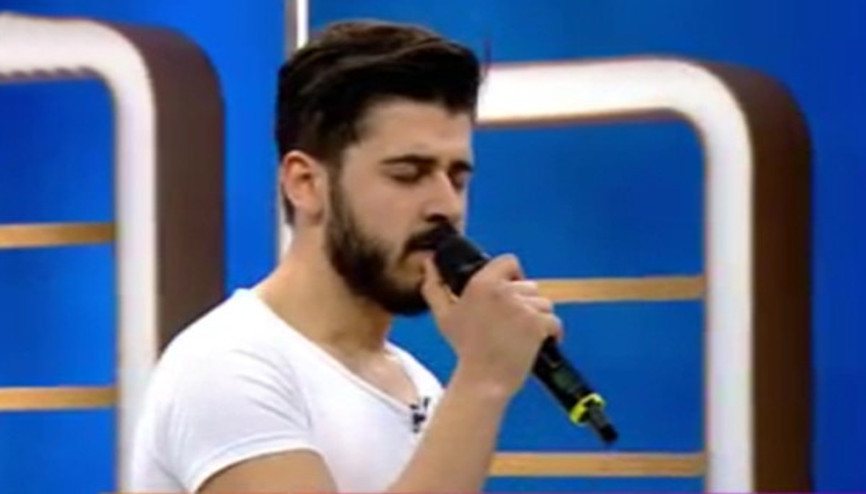 Tayfun Erdoğan, babası Emrah için yazdığı şarkıyı televizyonda ilk kez söyledi
