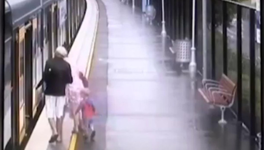 Çocuk trenle istasyon arasındaki boşluğa düştü Çocuk trenle istasyon arasındaki boşluğa düştü