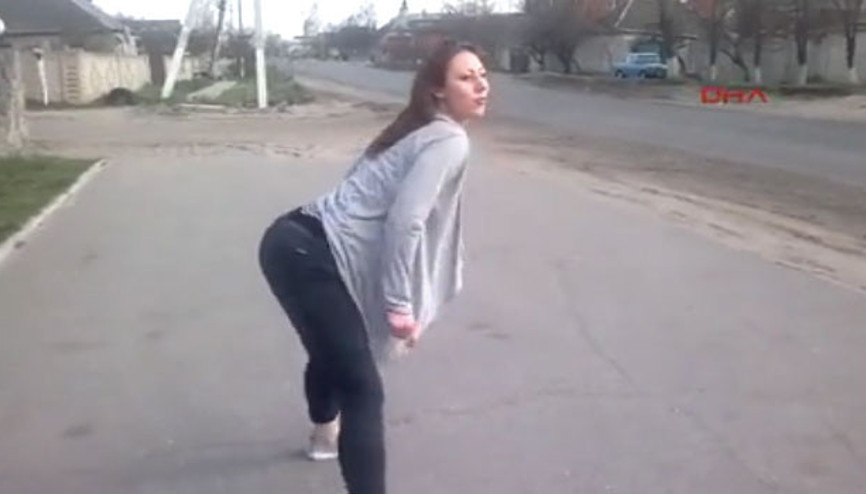 Genç kızın ’twerk’ dansı, trafik kazasına neden oldu