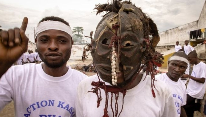 Büyücülerin savaşında yüzlerce kişi öldü