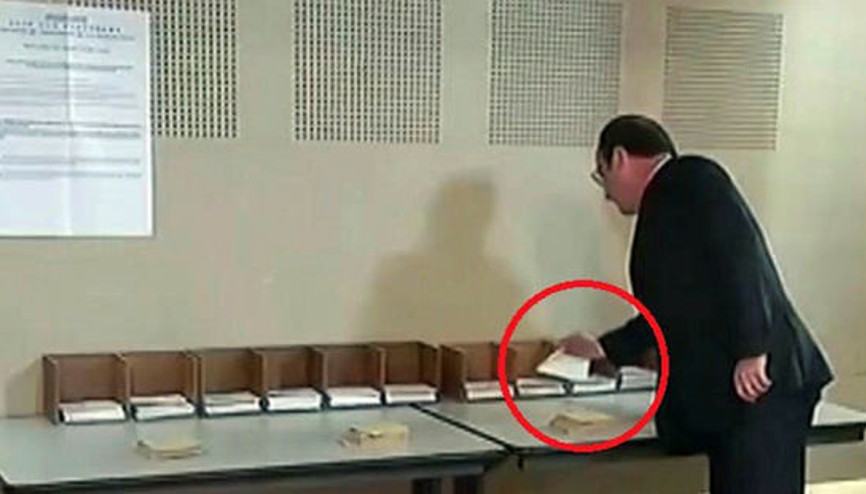 Hollandeın oy kullanırken kendi partisinin pusulasını almaması dikkat çekti  .