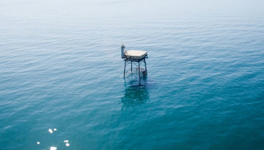 Atlantikin tam ortasında ilginç bir otel: Frying Pan Kulesi