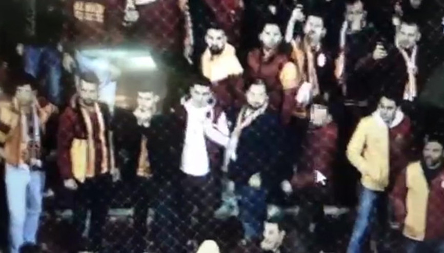 Derbide Volkan Demirele cep telefonu atma anı kamerada