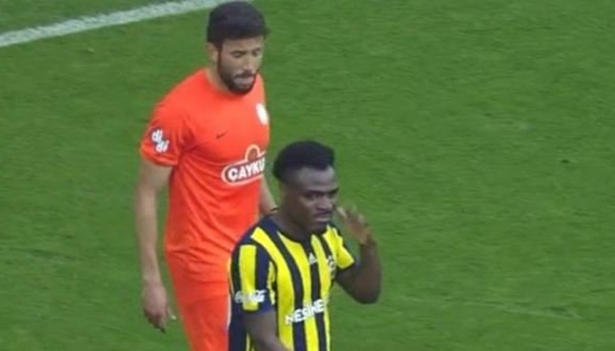 Emenike’den şok hareket Iraklı futbolcunun yanında…