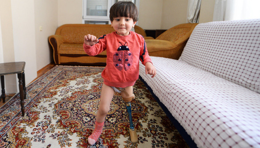 Kızına 150 liraya yaptığı düzenekle yeniden yürümeyi öğretti