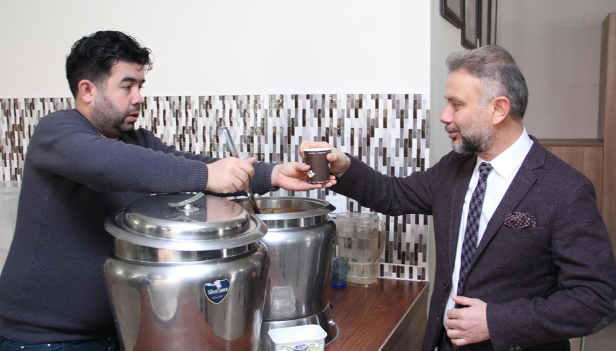 Sabahları çay ve çorba ikramı