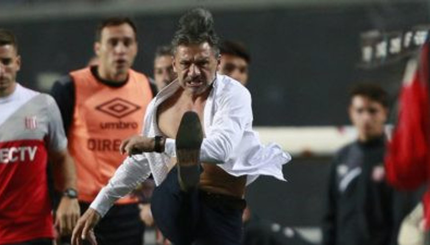 Gömleğini parçalayıp, fırlattı