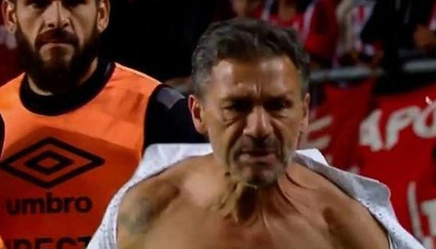 Estudiantes Teknik Direktörü gömleğini parçalayıp fırlattı Estudiantes Teknik Direktörü gömleğini parçalayıp fırlattı