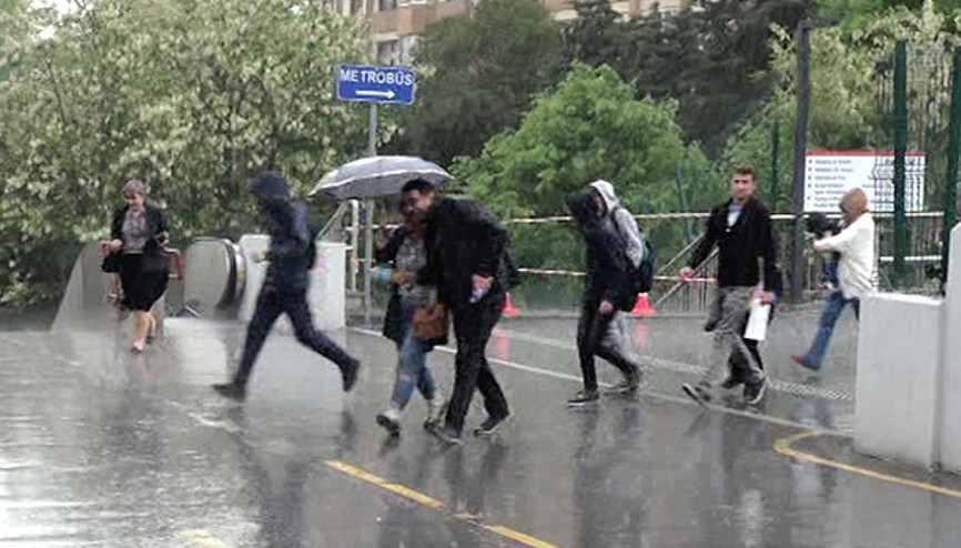 İstanbul’da aniden bastıran yağmura yakalananların zor anları