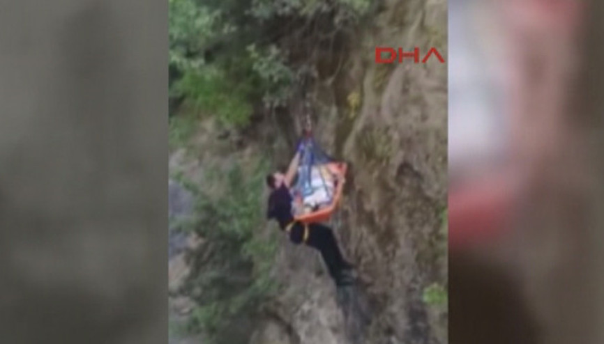 Elektrikli motosikletle uçuruma düşen Rus anne ve oğlu kurtarıldı Elektrikli motosikletle uçuruma düşen Rus anne ve oğlu kurtarıldı