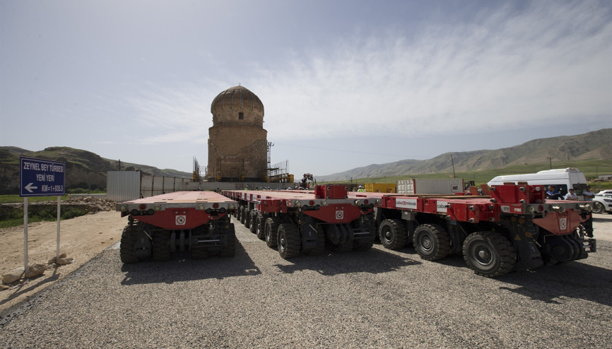 Tarihi türbe taşınıyor Araca böyle yüklendi