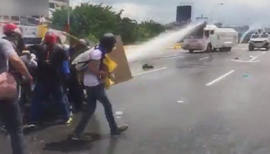 Venezuelada TOMA eylemcileri yaraladı