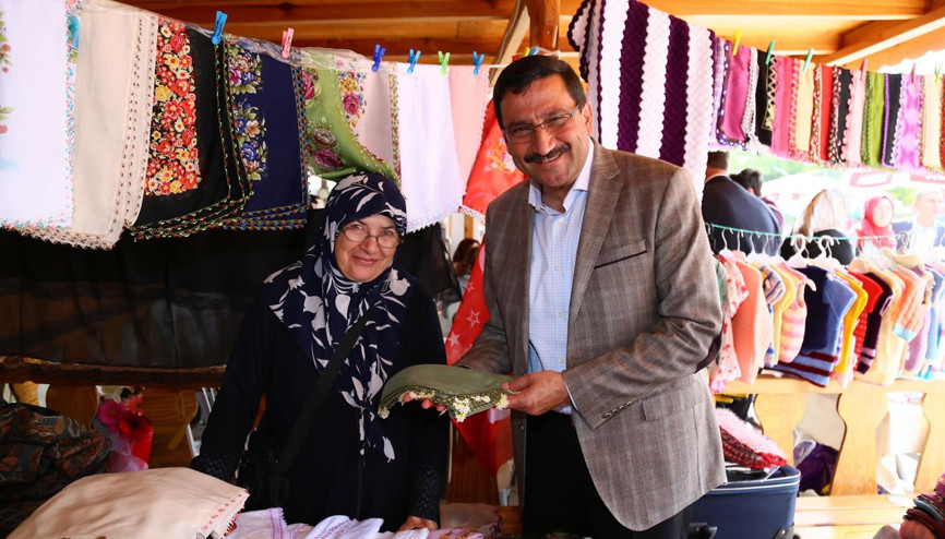 Pazarı annesiyle birlikte gezdi