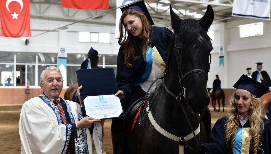 Diplomalarını at üstünde aldılar