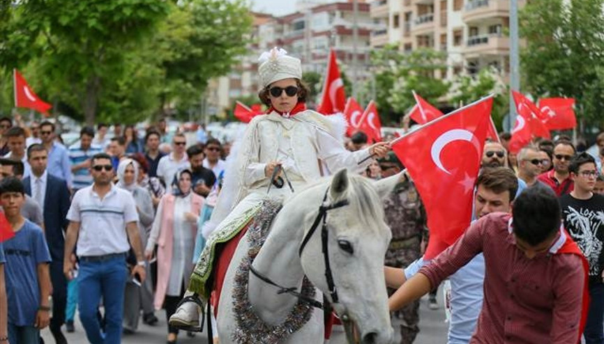 Şehit oğlunun törenine yüzlerce kişi katıldı