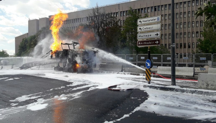 Gaz patladı iş makinesi alev aldı