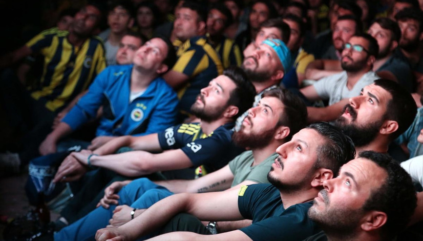 Türkiye, Fenerbahçe - Olympiakos maçı için dev ekranlara kilitlendi
