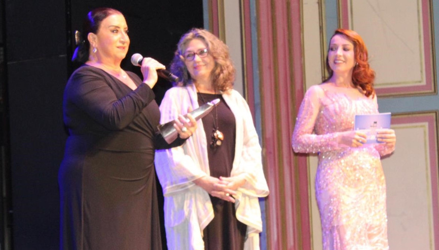 ‘Onur Ödülü’ Perran Kutman’a