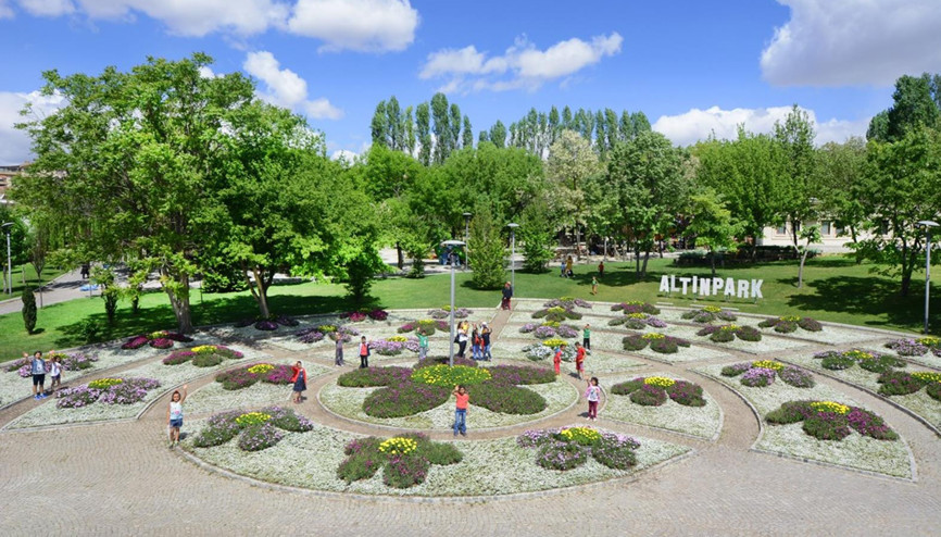 Altınpark’a dev çiçek figürü