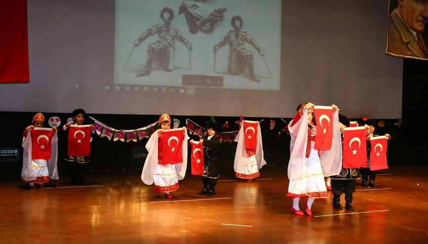 Küçüklerden neşeli yılsonu