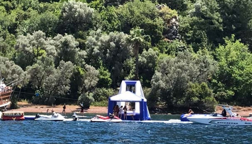 Dolar milyarderinden denizin ortasında su parkı