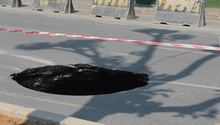 Beşiktaşta çöken yol 12 saatlik çalışmanın ardından tekrar trafiğe açıldı