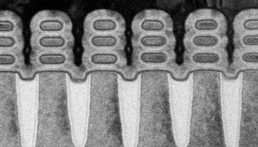IBM tırnak boyutunda çipe 30 milyon transistör koydu