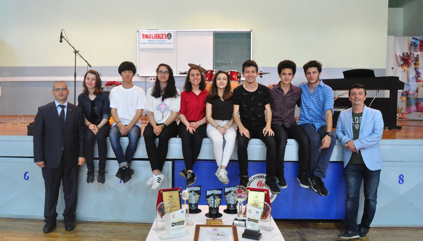 Liseliler uluslararası müzik yarışmasından ödülle döndü