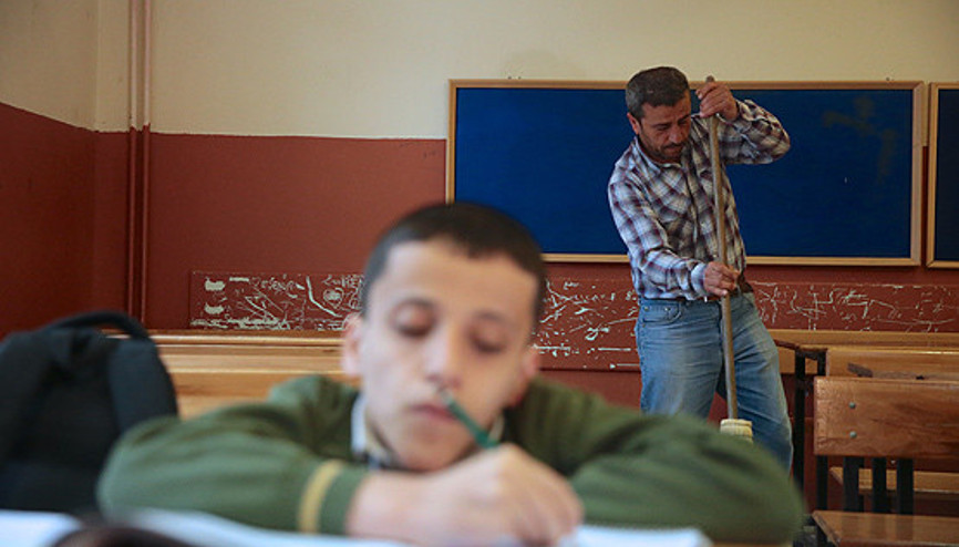 Engelli oğlu için işini bırakıp hademeliğe başladı